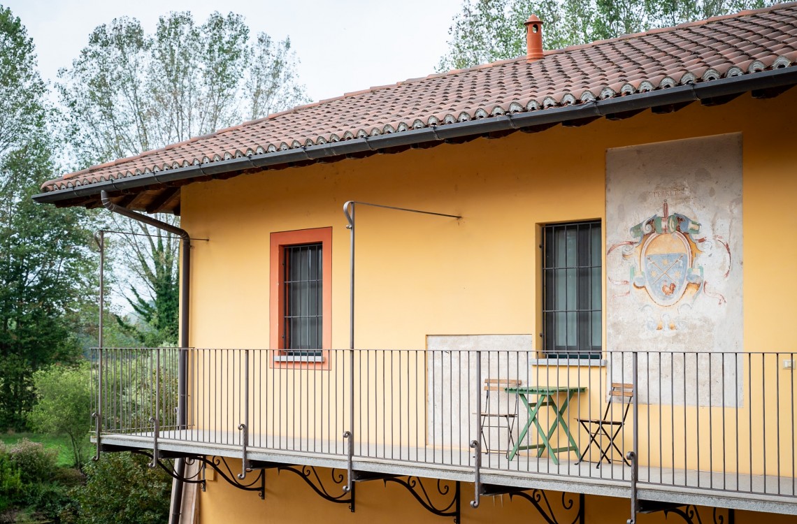 Situata al primo piano dell'edificio che chiude l'antico cortile, questa spaziosa e luminosa camera doppia, anche ad uso singola, con balcone aperto sul cortile, è la location ideale per trascorrere le vostre vacanze o pernottare durante un viaggio di lavoro. Con una superficie totale di circa 30 m², arredata in stile elegante e contemporaneo, dotata di comfort di ultima generazione, questa camera offre una splendida vista sugli edifici circostanti e sulla nostra magica campagna.