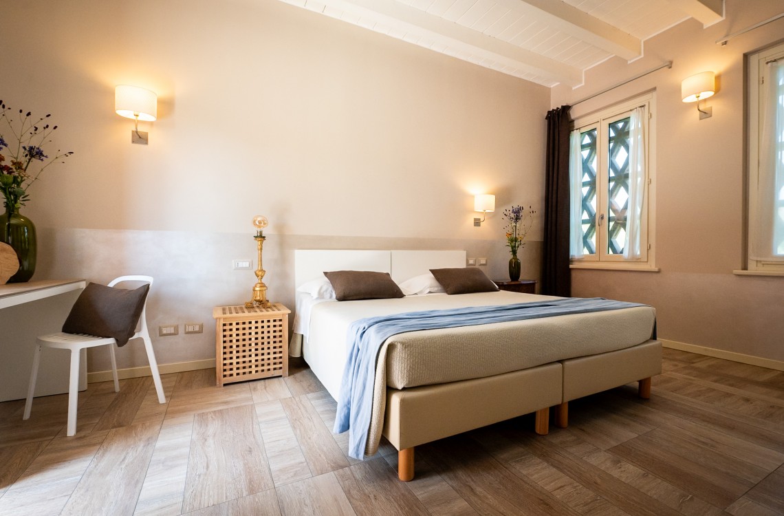 Situata al primo piano dell'edificio che chiude l'antico cortile, questa spaziosa e luminosa camera doppia, anche ad uso singola, con balcone aperto sul cortile, è la location ideale per trascorrere le vostre vacanze o pernottare durante un viaggio di lavoro. Con una superficie totale di circa 30 m², arredata in stile elegante e contemporaneo, dotata di comfort di ultima generazione, questa camera offre una splendida vista sugli edifici circostanti e sulla nostra magica campagna.