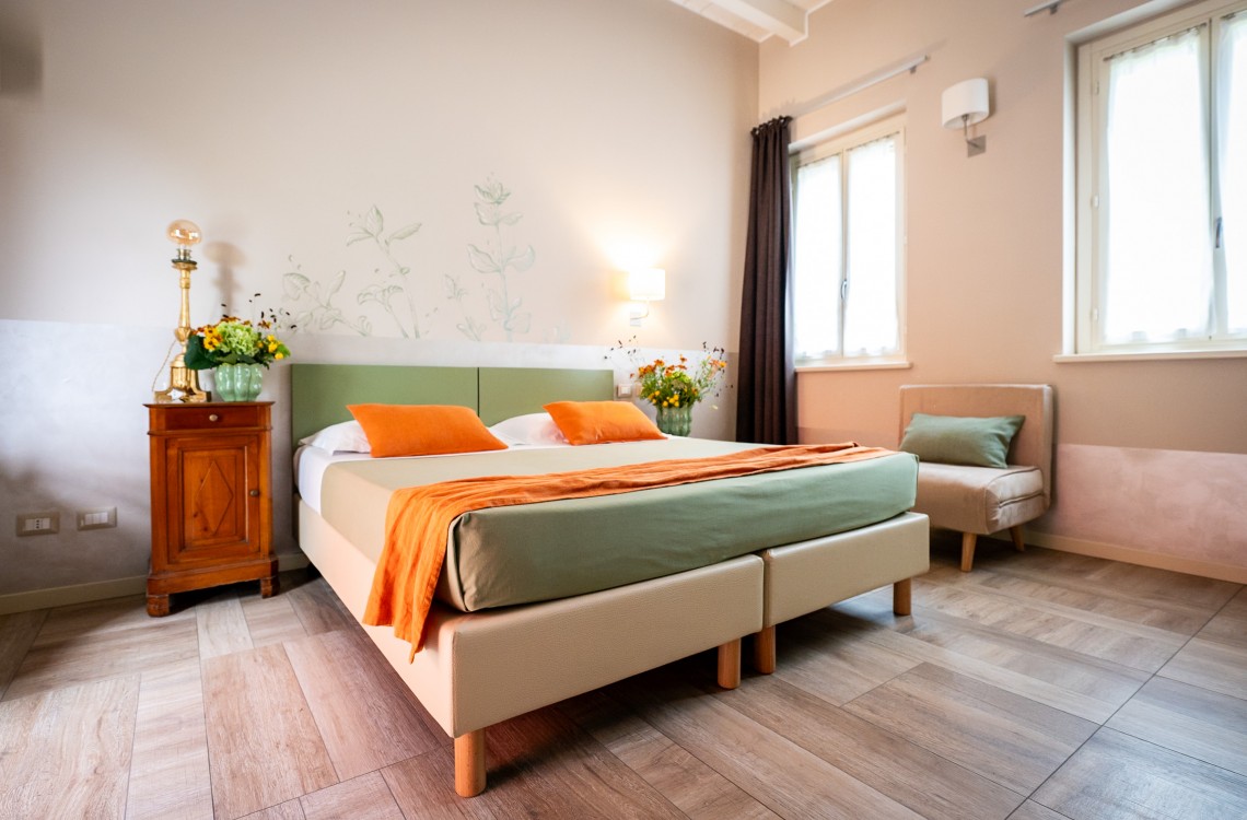 Situata al piano terra dell'edificio che chiude l'antica corte, questa spaziosa e luminosa camera doppia, anche ad uso singola, è la soluzione ideale per trascorrere le vostre vacanze o pernottare durante un viaggio di lavoro. Con una superficie totale di circa 30 m², arredata in stile elegante e contemporaneo, offre comfort di ultima generazione. Questa camera gode di una splendida vista sugli edifici circostanti e sulla nostra magica campagna.