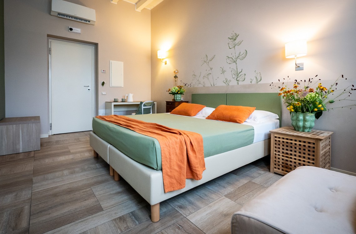 Situata al piano terra dell'edificio che chiude l'antica corte, questa spaziosa e luminosa camera doppia, anche ad uso singola, è la soluzione ideale per trascorrere le vostre vacanze o pernottare durante un viaggio di lavoro. Con una superficie totale di circa 30 m², arredata in stile elegante e contemporaneo, offre comfort di ultima generazione. Questa camera gode di una splendida vista sugli edifici circostanti e sulla nostra magica campagna.