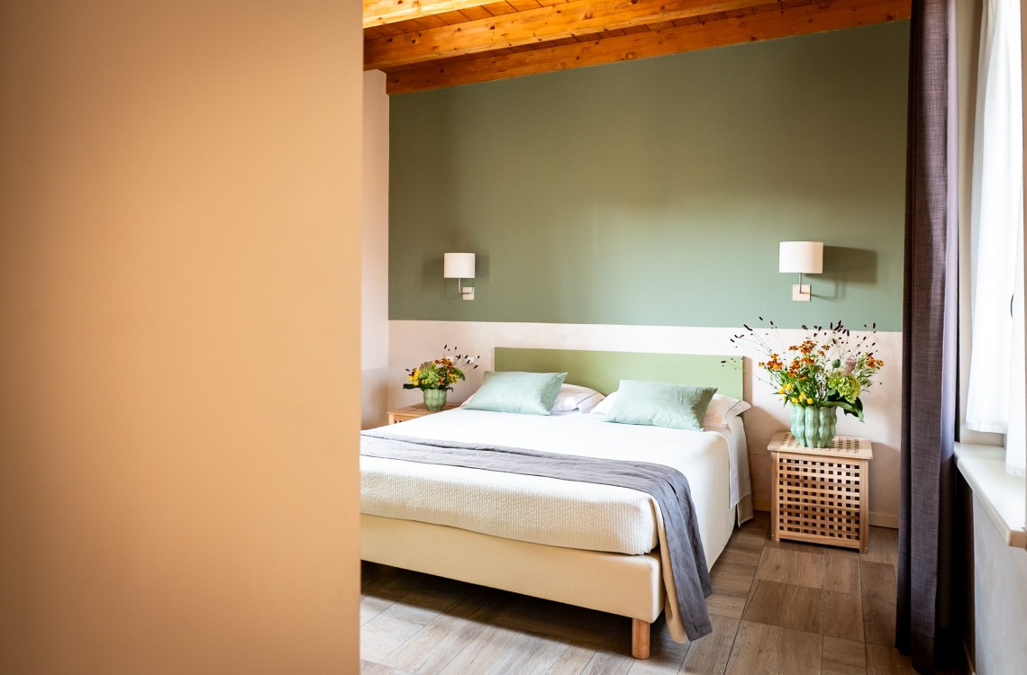 La suite si trova nella parte più antica del casale rurale, immersa in un'atmosfera armoniosa e rilassante, arredata con mobili contemporanei, caldi ed eleganti. Inoltre, la suite può trasformarsi in una confortevole camera familiare per 3-4 persone. La suite prende il nome dalla presenza dello stemma della famiglia Galiza dipinto sulla parete esterna. Con una superficie totale di 45 m², si sviluppa su un unico piano e comprende una camera da letto, un soggiorno e un bagno privato.