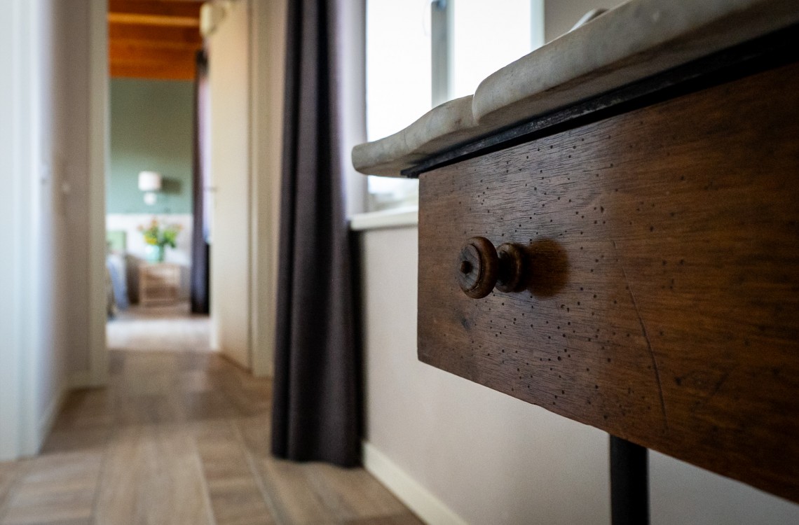 La suite si trova nella parte più antica del casale rurale, immersa in un'atmosfera armoniosa e rilassante, arredata con mobili contemporanei, caldi ed eleganti. Inoltre, la suite può trasformarsi in una confortevole camera familiare per 3-4 persone. La suite prende il nome dalla presenza dello stemma della famiglia Galiza dipinto sulla parete esterna. Con una superficie totale di 45 m², si sviluppa su un unico piano e comprende una camera da letto, un soggiorno e un bagno privato.