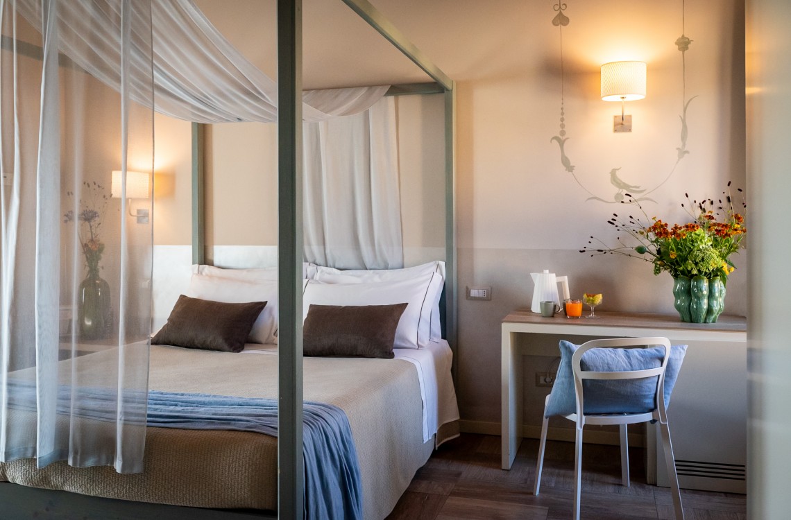 Disposta in modo da regalare ai nostri fortunati clienti una splendida vista sul Canal Grande (Naviglio) che circonda l'antica struttura del casale. Immersa in un ambiente caldo ed elegante, questa suite è stata progettata per farvi rilassare e godere al meglio delle vostre vacanze. Eccezionalmente dotata di ogni comfort possibile. La suite, con i suoi 39 m², deve la sua unicità alla presenza di un comodo letto a baldacchino e di una speciale vasca, dotata di idromassaggio e cromoterapia, che offre una vista spettacolare sui magici dintorni. Inoltre, il divano può essere trasformato in un comodo terzo letto.