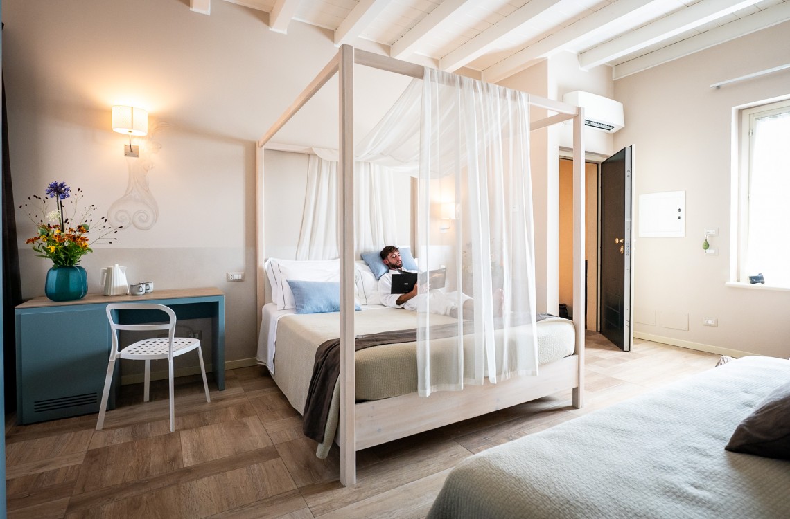 Disposta in modo da regalare ai nostri fortunati clienti una splendida vista sul Canal Grande (Naviglio) che circonda l'antica struttura del casale. Immersa in un ambiente caldo ed elegante, questa suite è stata progettata per farvi rilassare e godere al meglio delle vostre vacanze. Eccezionalmente dotata di ogni comfort possibile. La suite, con i suoi 39 m², deve la sua unicità alla presenza di un comodo letto a baldacchino e di una speciale vasca, dotata di idromassaggio e cromoterapia, che offre una vista spettacolare sui magici dintorni. Inoltre, il divano può essere trasformato in un comodo terzo letto.