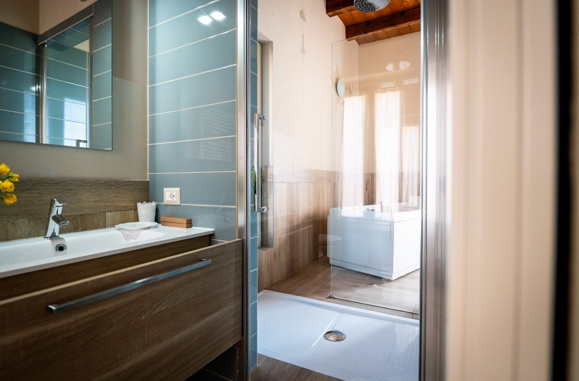 Disposta in modo da regalare ai nostri fortunati clienti una splendida vista sul Canal Grande (Naviglio) che circonda l'antica struttura del casale. Immersa in un ambiente caldo ed elegante, questa suite è stata progettata per farvi rilassare e godere al meglio delle vostre vacanze. Eccezionalmente dotata di ogni comfort possibile. La suite, con i suoi 39 m², deve la sua unicità alla presenza di un comodo letto a baldacchino e di una speciale vasca, dotata di idromassaggio e cromoterapia, che offre una vista spettacolare sui magici dintorni. Inoltre, il divano può essere trasformato in un comodo terzo letto.