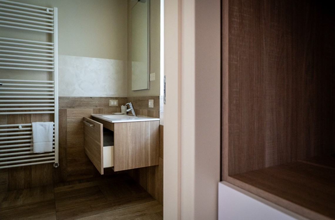 Situata al primo piano dell'edificio che chiude l'antico cortile, questa spaziosa e luminosa camera matrimoniale è la soluzione ideale per trascorrere le vostre vacanze o pernottare durante un viaggio di lavoro. Con una superficie totale di circa 28 mq, è arredata in stile elegante e contemporaneo e dotata di comfort di ultima generazione.