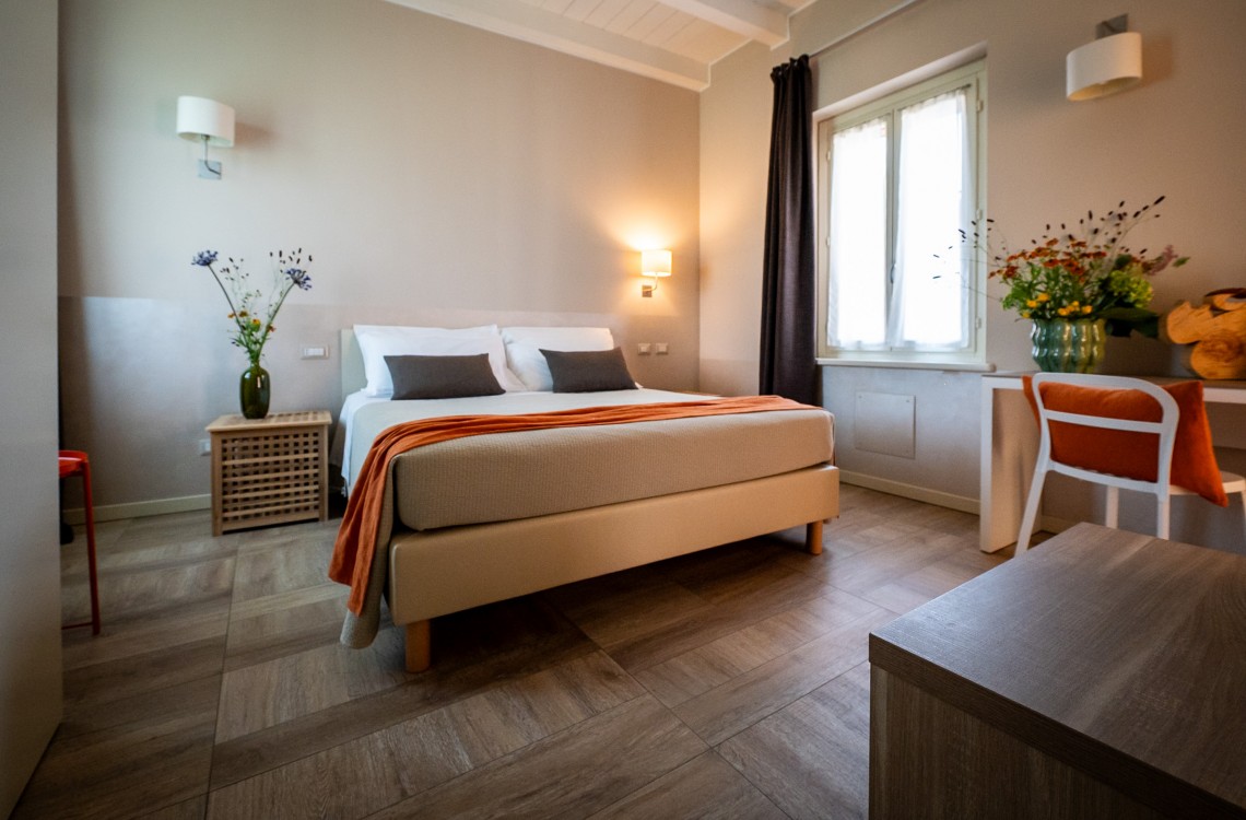 Situata al primo piano dell'edificio che chiude l'antico cortile, questa spaziosa e luminosa camera matrimoniale è la soluzione ideale per trascorrere le vostre vacanze o pernottare durante un viaggio di lavoro. Con una superficie totale di circa 28 mq, è arredata in stile elegante e contemporaneo e dotata di comfort di ultima generazione.