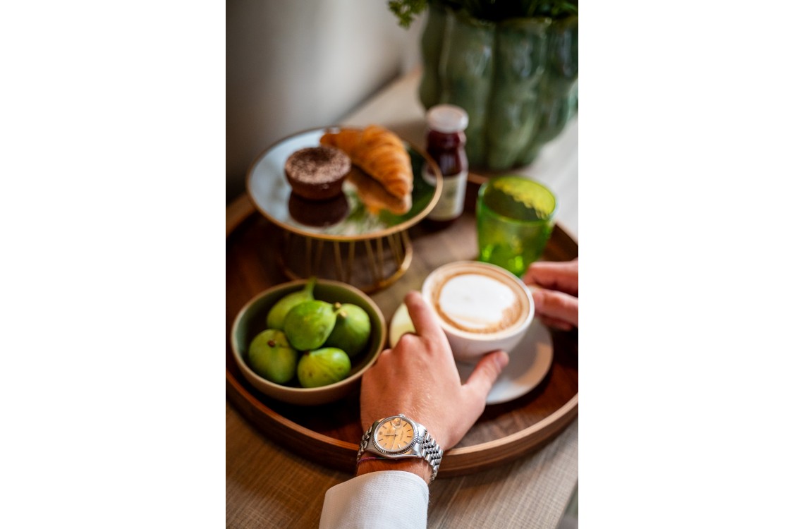 Disposta in modo da regalare ai nostri fortunati clienti una splendida vista sulla vasca d'acqua che circonda l'antica struttura del casale. Immersa in un ambiente caldo ed elegante, questa suite è stata progettata per farvi rilassare e godere al meglio delle vostre vacanze. Eccezionalmente dotata di ogni comfort possibile. La suite, con i suoi 42 m², deve la sua unicità alla presenza di un comodo letto a baldacchino e di una speciale vasca da bagno, dotata di idromassaggio e cromoterapia, che offre una vista spettacolare sul magico paesaggio circostante. Inoltre, il divano può essere trasformato in un comodo terzo letto.