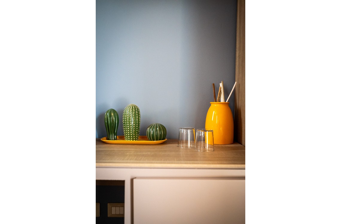 Disposta al piano terra dell'edificio che chiude l'antica corte, questa spaziosa e luminosa camera matrimoniale è pensata per essere il luogo ideale in cui trascorrere una vera vacanza o un soggiorno di lavoro. Con una superficie complessiva di circa 28 mq, arredata in stile elegante e contemporaneo, è dotata di tutti i comfort di ultima generazione. Accessibile anche ai portatori di handicap.