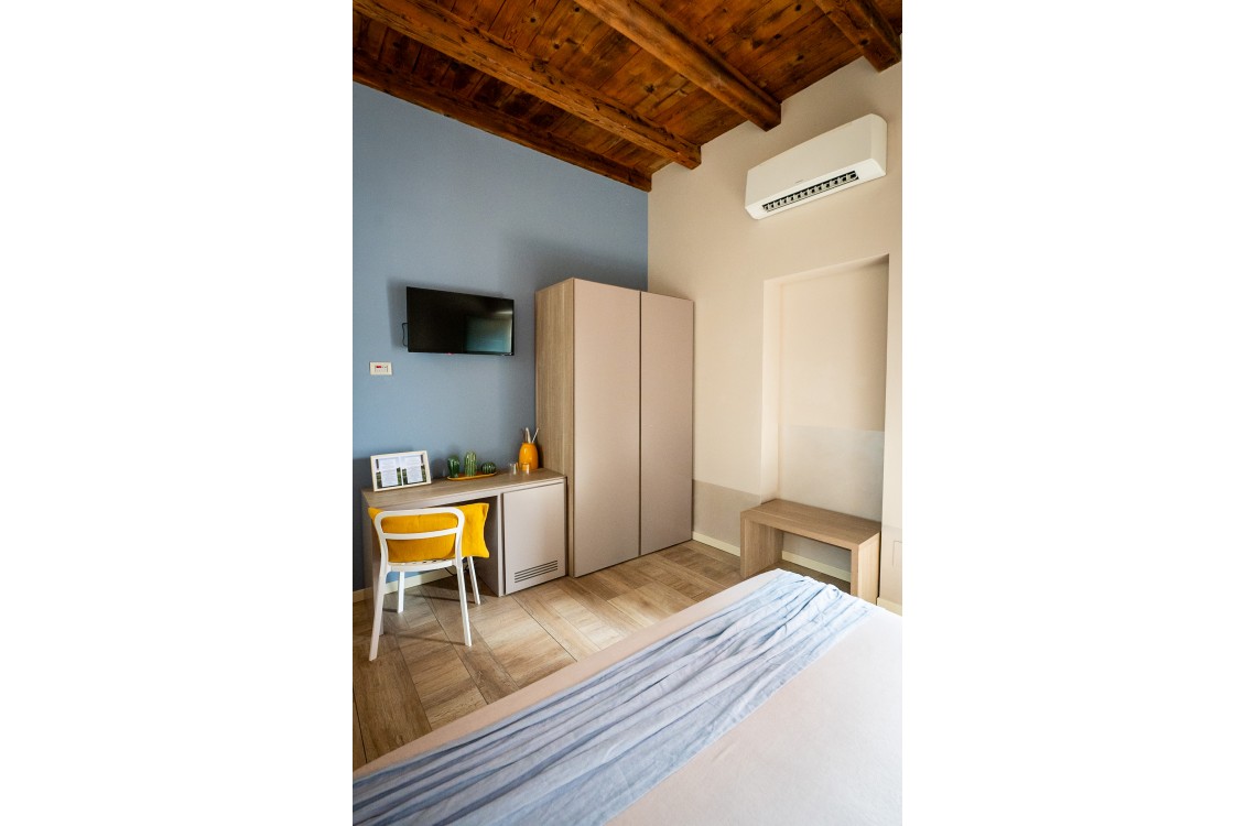 Disposta al piano terra dell'edificio che chiude l'antica corte, questa spaziosa e luminosa camera matrimoniale è pensata per essere il luogo ideale in cui trascorrere una vera vacanza o un soggiorno di lavoro. Con una superficie complessiva di circa 28 mq, arredata in stile elegante e contemporaneo, è dotata di tutti i comfort di ultima generazione. Accessibile anche ai portatori di handicap.