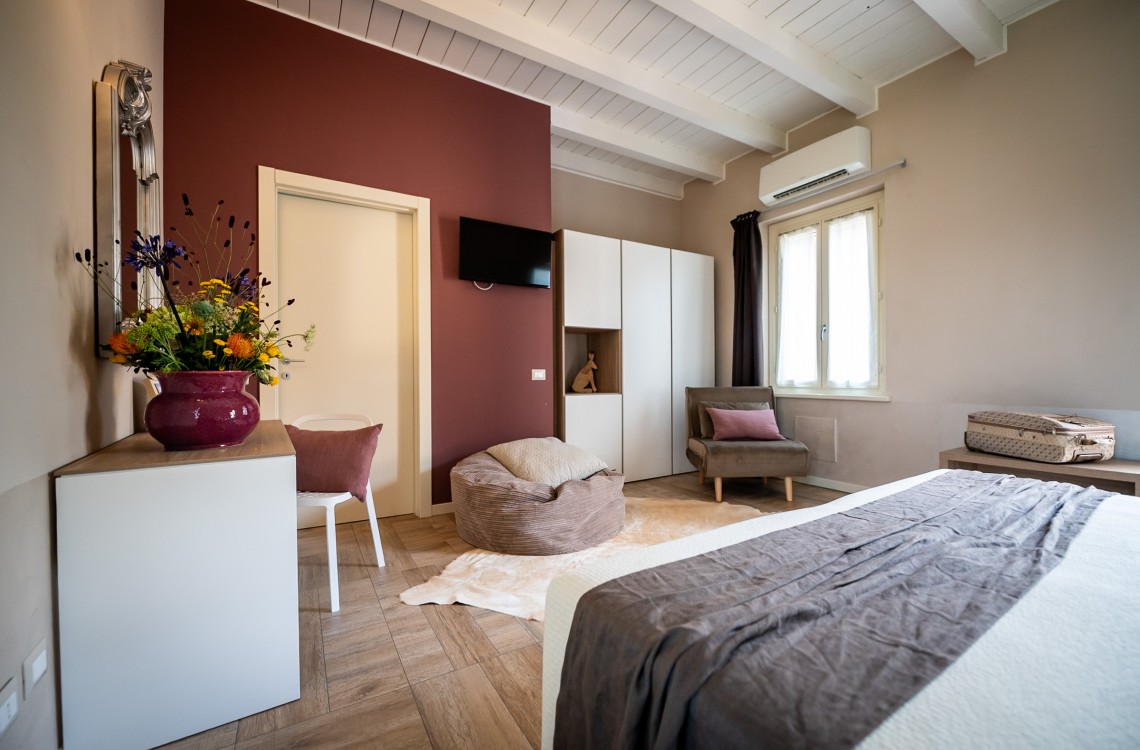 Disposta al primo piano, lungo il balcone aperto sul cortile, offre un ampio spazio, per un totale di 33 m². La Superior Melograno è una camera luminosa ed elegantemente arredata; pensata per regalare alla vostra esperienza di vacanza la migliore sensazione di benessere, anche grazie a tutti i suoi comfort di ultima generazione. Questa camera gode di una splendida vista sugli edifici circostanti e sulla nostra magica campagna.