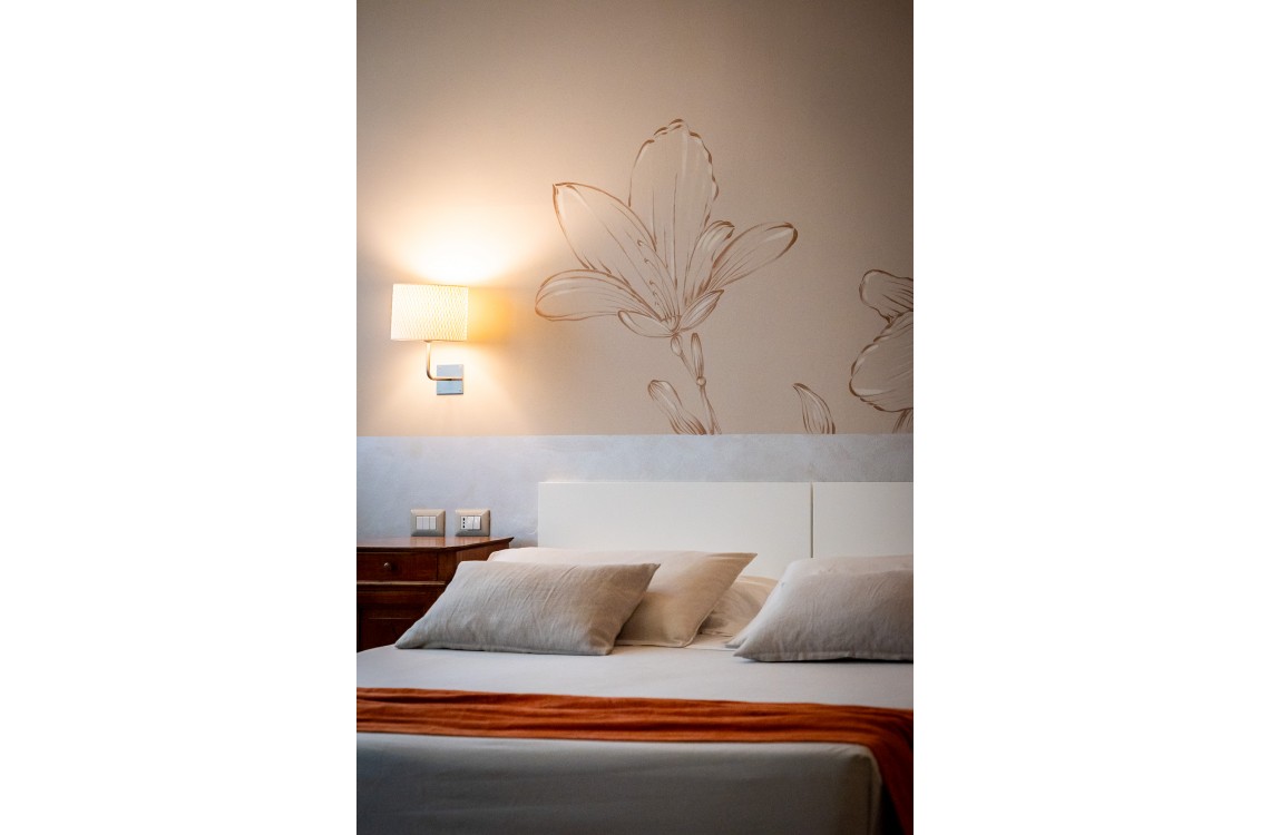 Situata al piano terra dell'edificio che chiude l'antica corte, questa spaziosa e luminosa camera doppia, anche ad uso singolo, è la soluzione ideale per trascorrere le vostre vacanze o pernottare durante un viaggio di lavoro. Con una superficie totale di circa 30 m², arredata in stile elegante e contemporaneo, offre comfort di ultima generazione. Questa camera gode di una splendida vista sugli edifici circostanti e sulla nostra magica campagna.<br>