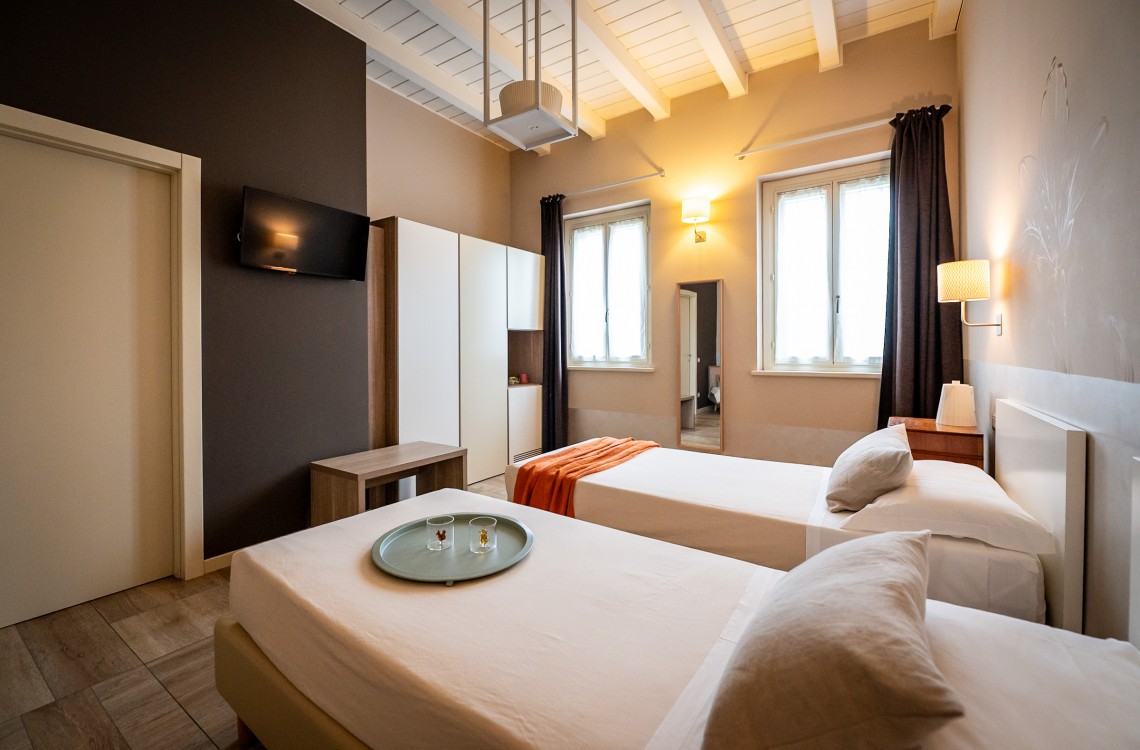 Situata al piano terra dell'edificio che chiude l'antica corte, questa spaziosa e luminosa camera doppia, anche ad uso singolo, è la soluzione ideale per trascorrere le vostre vacanze o pernottare durante un viaggio di lavoro. Con una superficie totale di circa 30 m², arredata in stile elegante e contemporaneo, offre comfort di ultima generazione. Questa camera gode di una splendida vista sugli edifici circostanti e sulla nostra magica campagna.<br>