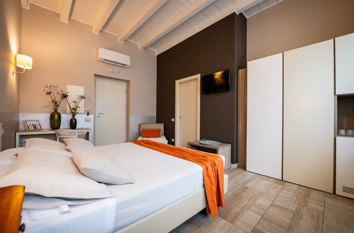 Situata al piano terra dell'edificio che chiude l'antica corte, questa spaziosa e luminosa camera doppia, anche ad uso singolo, è la soluzione ideale per trascorrere le vostre vacanze o pernottare durante un viaggio di lavoro. Con una superficie totale di circa 30 m², arredata in stile elegante e contemporaneo, offre comfort di ultima generazione. Questa camera gode di una splendida vista sugli edifici circostanti e sulla nostra magica campagna.<br>