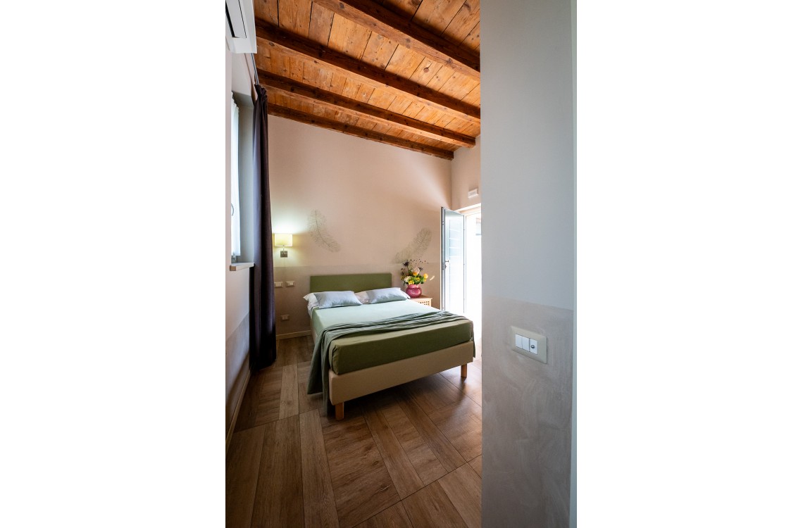 Arranged on the ground floor of the building characterized by its dovecote tower, the room is designed for single travellers and for these who need comfortable spaces to move. With a total of 24m2, furnished in a contemporary and elegant style, is also equipped with all the comforts the latest generation can offer us. Accessible also to handicap bearer