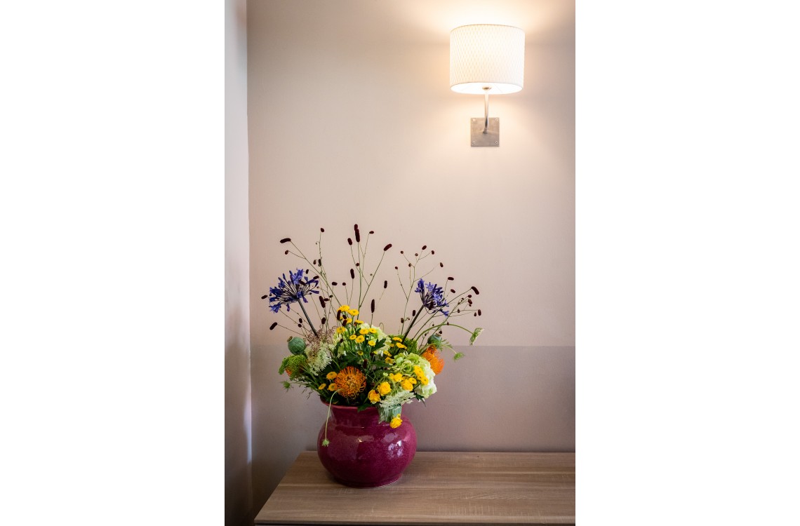 Situata al piano terra dell'edificio che chiude l'antica corte, questa spaziosa e luminosa camera doppia, anche ad uso singola, è la soluzione ideale per trascorrere le vostre vacanze o pernottare durante un viaggio di lavoro. Con una superficie totale di circa 30 mq, è arredata in stile elegante e contemporaneo e dotata di comfort di ultima generazione. Questa camera gode di una splendida vista sugli edifici circostanti e sulla nostra magica campagna.