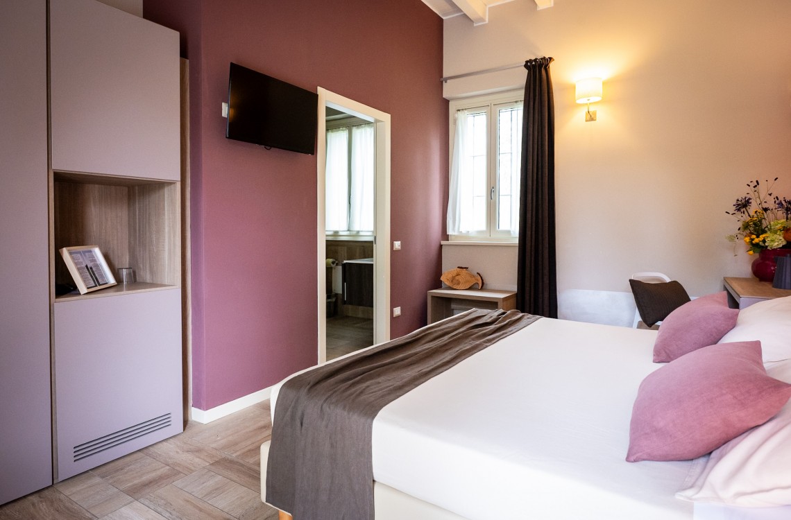 Situata al piano terra dell'edificio che chiude l'antica corte, questa spaziosa e luminosa camera doppia, anche ad uso singola, è la soluzione ideale per trascorrere le vostre vacanze o pernottare durante un viaggio di lavoro. Con una superficie totale di circa 30 mq, è arredata in stile elegante e contemporaneo e dotata di comfort di ultima generazione. Questa camera gode di una splendida vista sugli edifici circostanti e sulla nostra magica campagna.