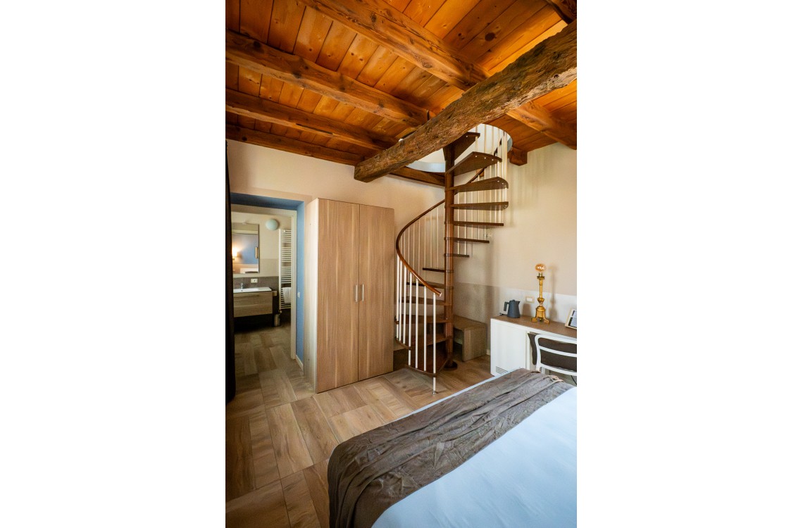 La suite, caratterizzata da una torre colombaia costruita nel XIV secolo dai Domenicani, è disposta su due piani e dispone di una camera da letto, un soggiorno e un bagno privato. Con una superficie totale di 55 m², si trova nella parte più storica del casale rurale, in un'atmosfera armoniosa e rilassante, arredata con mobili contemporanei ed eleganti. Inoltre, la suite può trasformarsi in una confortevole camera familiare per 3-4 persone.