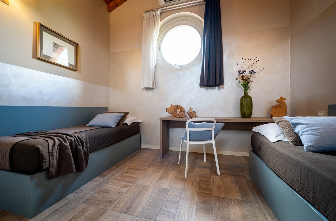 La suite, caratterizzata da una torre colombaia costruita nel XIV secolo dai Domenicani, è disposta su due piani e dispone di una camera da letto, un soggiorno e un bagno privato. Con una superficie totale di 55 m², si trova nella parte più storica del casale rurale, in un'atmosfera armoniosa e rilassante, arredata con mobili contemporanei ed eleganti. Inoltre, la suite può trasformarsi in una confortevole camera familiare per 3-4 persone.