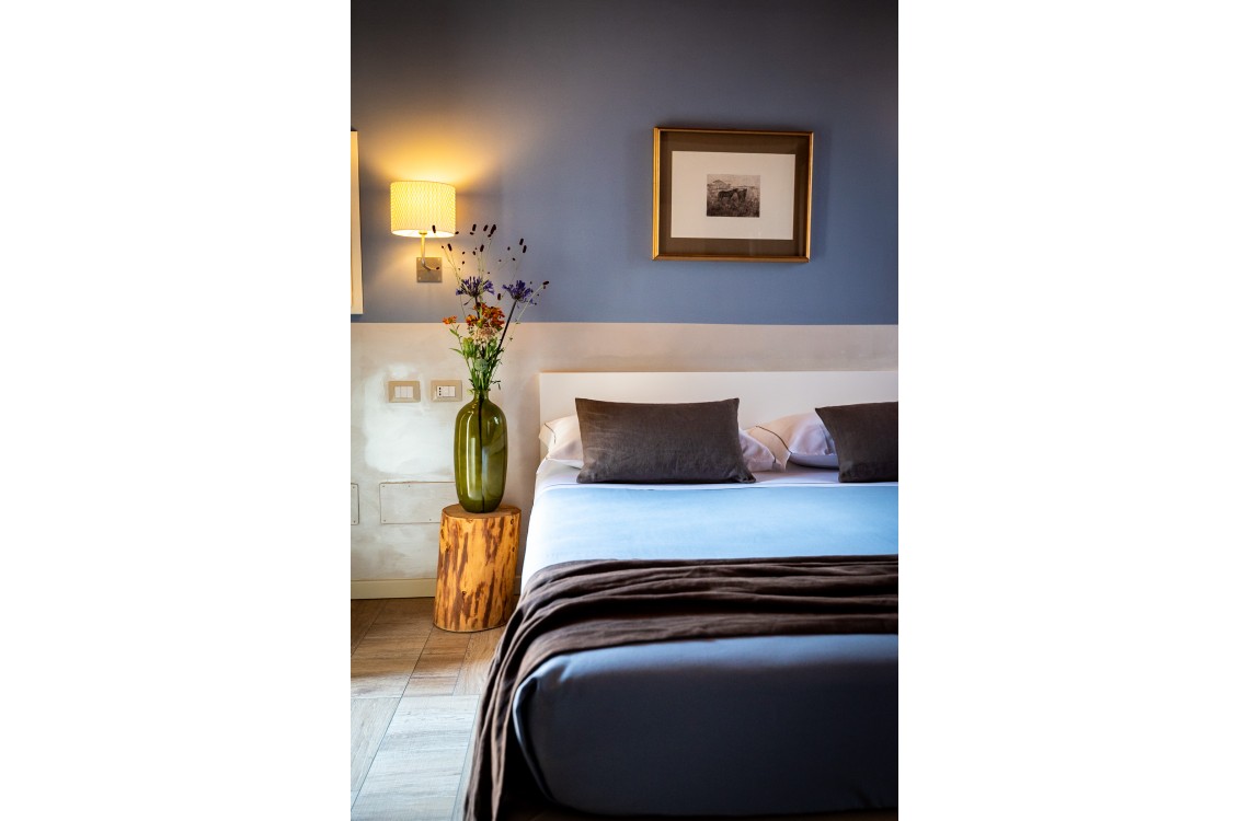 La suite, caratterizzata da una torre colombaia costruita nel XIV secolo dai Domenicani, è disposta su due piani e dispone di una camera da letto, un soggiorno e un bagno privato. Con una superficie totale di 55 m², si trova nella parte più storica del casale rurale, in un'atmosfera armoniosa e rilassante, arredata con mobili contemporanei ed eleganti. Inoltre, la suite può trasformarsi in una confortevole camera familiare per 3-4 persone.