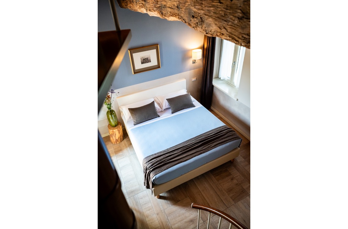 La suite, caratterizzata da una torre colombaia costruita nel XIV secolo dai Domenicani, è disposta su due piani e dispone di una camera da letto, un soggiorno e un bagno privato. Con una superficie totale di 55 m², si trova nella parte più storica del casale rurale, in un'atmosfera armoniosa e rilassante, arredata con mobili contemporanei ed eleganti. Inoltre, la suite può trasformarsi in una confortevole camera familiare per 3-4 persone.