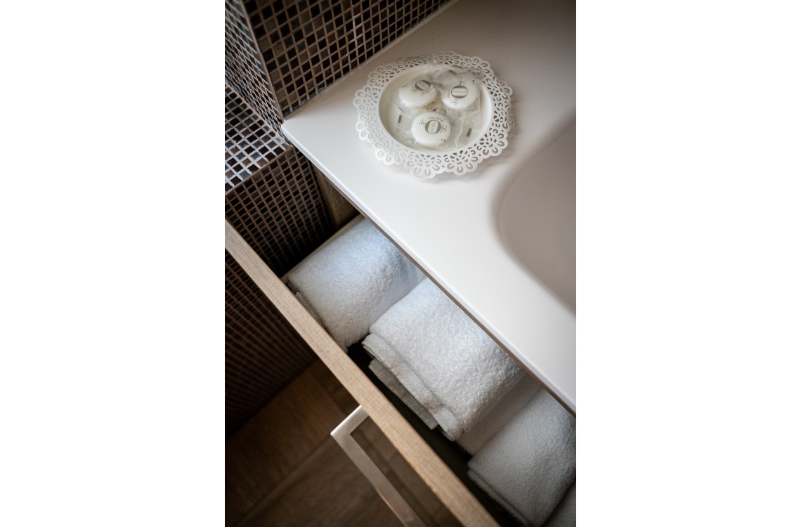 Disposta al piano terra dell'edificio che chiude l'antica corte, camera doppia, anche ad uso singolo, ampia e luminosa è stata pensata per essere il luogo ideale dove trascorrere il vostro soggiorno di vacanza o di lavoro. Di complessivi 30mq circa, è arredata con stile contemporaneo, caldo ed elegante, dispone di scrivania e confort di ultima generazione. Possibilità di due letti singoli o un letto matrimoniale. <br>Gode ​​di una bellissima vista sugli edifici circostanti e sulla campagna. <br>Con letto matrimoniale o due letti singoli, disponibile uso SINGOLA e uso DOPPIA.<br>