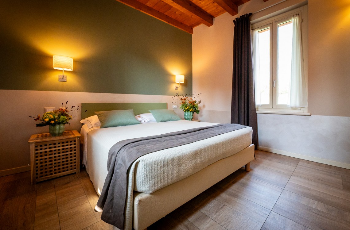 La suite è disposta nella parte più antica dell'insediamento rurale, in un ambiente armonico e rilassante, arredata con stile contemporaneo, caldo ed elegante, la suite può diventare una comoda family room per 3-4 persone. La suite STEMMA, così denominata per la presenza dello stemma seicentesco della famiglia Galizia, di complessivi 45mq, è collocata su un unico piano su cui si dispone la camera da letto, con un letto matrimoniale, il soggiorno, con due letti singoli, e il bagno privato.  <br>Disponibile uso SINGOLA, uso DOPPIA, uso TRIPLA e uso QUADRUPLA (2 adulti + 1/2 bambini).<br>