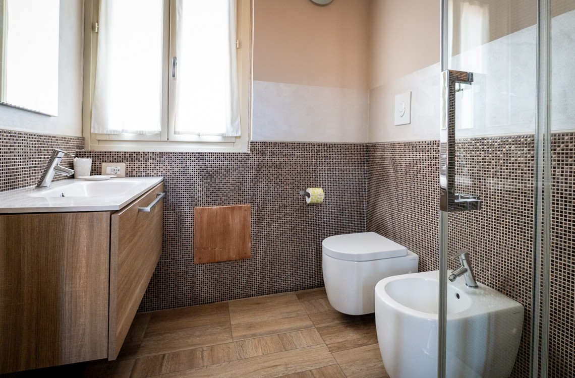 La suite è disposta nella parte più antica dell'insediamento rurale, in un ambiente armonico e rilassante, arredata con stile contemporaneo, caldo ed elegante, la suite può diventare una comoda family room per 3-4 persone. La suite STEMMA, così denominata per la presenza dello stemma seicentesco della famiglia Galizia, di complessivi 45mq, è collocata su un unico piano su cui si dispone la camera da letto, con un letto matrimoniale, il soggiorno, con due letti singoli, e il bagno privato.  <br>Disponibile uso SINGOLA, uso DOPPIA, uso TRIPLA e uso QUADRUPLA (2 adulti + 1/2 bambini).<br>