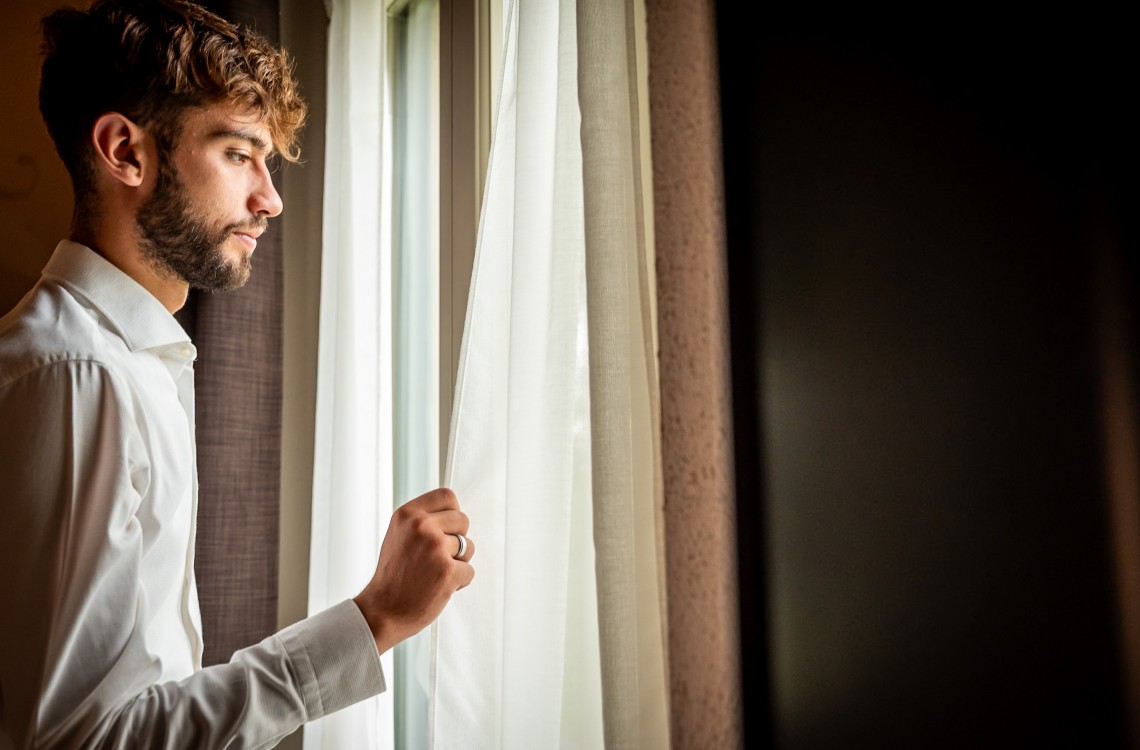 Disposta al piano primo di un antico edificio posto a godere della suggestiva vista del naviglio grande, in un ambiente arredato con gusto elegante, è stata pensata per farvi rilassare in un'atmosfera magica dotata di ogni confort. La suite, di complessivi 39mq, si caratterizza per la presenza di un accogliente letto a baldacchino e di una vasca, con vista sulla camera, dotata di idromassaggio e cromoterapia. Il divano può essere trasformato in un comodo terzo letto. <br>Disponibile uso SINGOLA, uso DOPPIA e uso TRIPLA.<br>