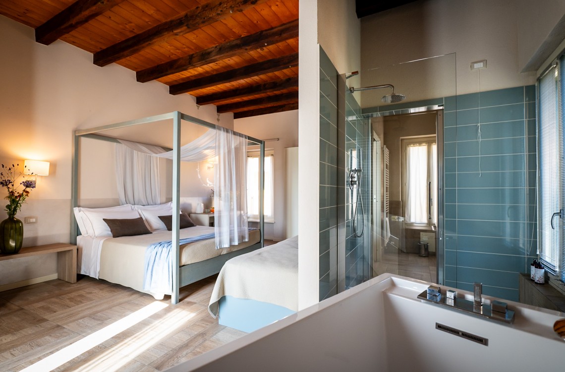 Disposta al piano primo di un antico edificio posto a godere della suggestiva vista del naviglio grande, in un ambiente arredato con gusto elegante, è stata pensata per farvi rilassare in un'atmosfera magica dotata di ogni confort. La suite, di complessivi 39mq, si caratterizza per la presenza di un accogliente letto a baldacchino e di una vasca, con vista sulla camera, dotata di idromassaggio e cromoterapia. Il divano può essere trasformato in un comodo terzo letto. <br>Disponibile uso SINGOLA, uso DOPPIA e uso TRIPLA.<br>