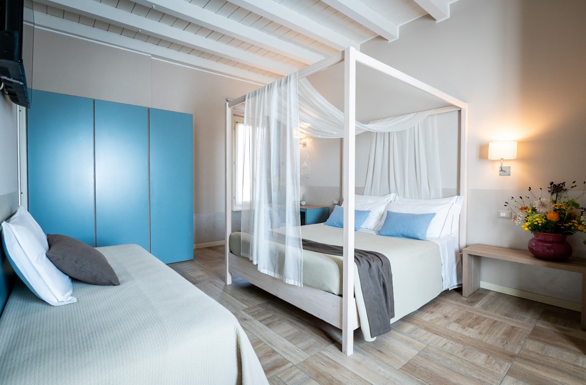 Disposta a godere della suggestiva vista dello specchio d'acqua, che avvolge in un abbraccio l'antico complesso rurale, in un ambiente arredato con stile caldo ed elegante, è stata progettata per farvi rilassare in un'atmosfera magica dotata di ogni confort. La suite, di complessivi 42mq, è resa unica dalla presenza di un accogliente letto a baldacchino e di una vasca, con vista sulla camera e sul fontanile, dotata di idromassaggio e cromoterapia. Il divano può essere trasformato in un comodo terzo letto. <br>Disponibile uso SINGOLA, uso DOPPIA e uso TRIPLA.<br>