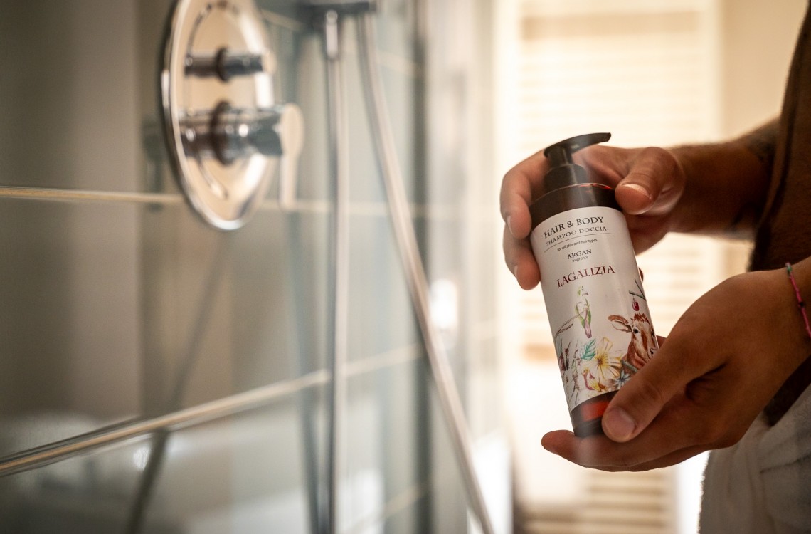 Disposta a godere della suggestiva vista dello specchio d'acqua, che avvolge in un abbraccio l'antico complesso rurale, in un ambiente arredato con stile caldo ed elegante, è stata progettata per farvi rilassare in un'atmosfera magica dotata di ogni confort. La suite, di complessivi 42mq, è resa unica dalla presenza di un accogliente letto a baldacchino e di una vasca, con vista sulla camera e sul fontanile, dotata di idromassaggio e cromoterapia. Il divano può essere trasformato in un comodo terzo letto. <br>Disponibile uso SINGOLA, uso DOPPIA e uso TRIPLA.<br>