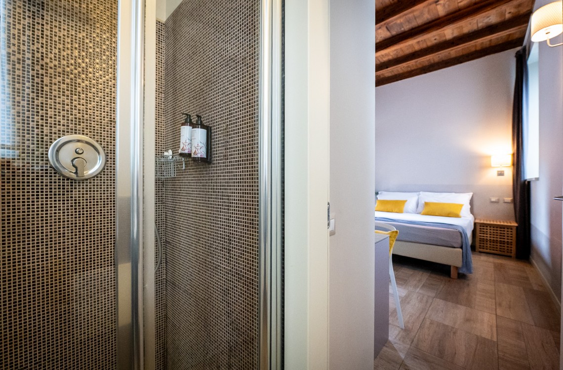 Disposta al piano terra dell'edificio che chiude l'antica corte, camera doppia ampia e luminosa è stata pensata per essere il luogo ideale dove trascorrere il vostro soggiorno di vacanza o di lavoro. Di complessivi 28mq circa, è arredata con stile contemporaneo, caldo ed elegante, dispone di scrivania e confort di ultima generazione. Gode ​​di una bellissima vista sugli edifici circostanti e sulla campagna.  <br>Con letto matrimoniale, disponibile uso SINGOLA e uso DOPPIA. <br>Accessibile anche a portatore di handicapp.<br>