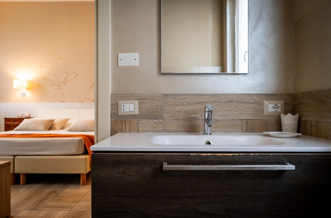 Disposta al piano terra dell'edificio che chiude l'antica corte, camera doppia, anche ad uso singolo, ampia e luminosa è stata pensata per essere il luogo ideale dove trascorrere il vostro soggiorno di vacanza o di lavoro. Di complessivi 30mq circa, è arredata con stile contemporaneo, caldo ed elegante, dispone di scrivania e confort di ultima generazione. <br>Gode ​​di una bellissima vista sugli edifici circostanti e sulla campagna. <br>Con letto matrimoniale o due letti singoli, disponibile uso SINGOLA e uso DOPPIA.<br>