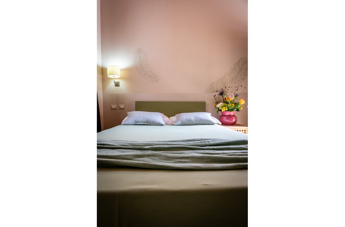 Disposta al piano terra del fabbricato che si caratterizza per la sua
 torre colombaia, la camera è pensata per chi viaggia da solo e per chi 
necessita di comodi spazi per muoversi; di complessivi 24mq, arredata in
 stile contemporaneo ed elegante è dotata di tutti i confort di ultima 
generazione.
Accessibile anche a portatore di handicapp. <br>Con letto alla francese disponibile solo uso SINGOLO.<br>