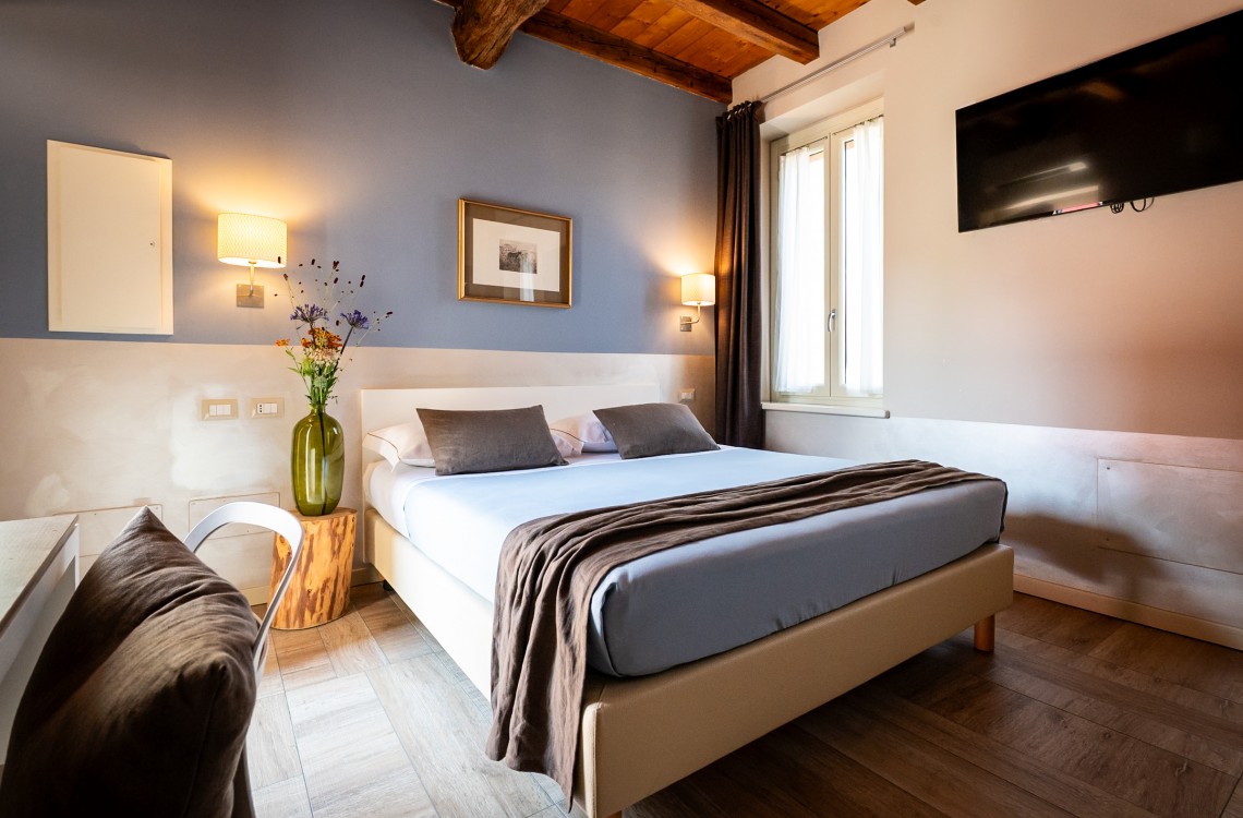 La suite, caratterizzata dall'antica torre colombaia costruita dai domenicani nel XIV secolo, è collocata su due piani su cui si dispone la camera da letto, con un letto matrimoniale, il soggiorno, con due letti singoli, ed il bagno. Di complessivi 55mq, è collocata nella parte più storica dell'insediamento rurale, in un ambiente armonico e rilassante, arredato con stile contemporaneo ed elegante, la suite può diventare una comoda family room per 3-4 persone.    <br>Disponibile uso SINGOLA, uso DOPPIA, uso TRIPLA e uso QUADRUPLA (2 adulti + 1/2 bambini).<br>