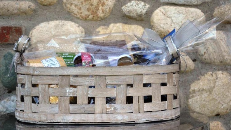 ORIGINALI CESTI REGALO con prodotti aziendali e del territorio